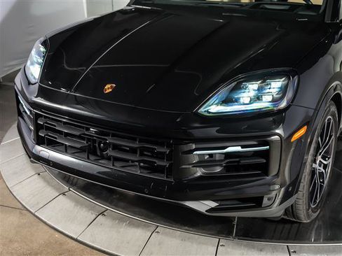 Certified 2025 Porsche Cayenne AWD/4WD image 11
