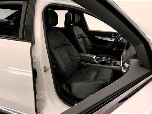 Certified 2023 BMW 760i xDrive AWD/4WD image 6