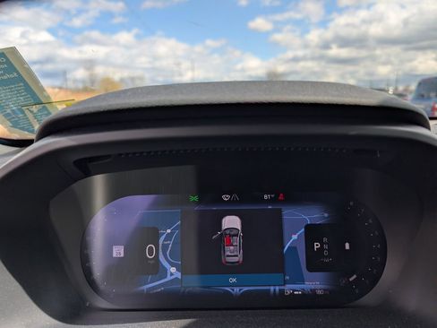 Used 2024 Volvo XC40 B5 Core image 13