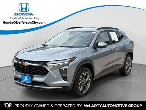 Used 2024 Chevrolet Trax LT FWD image 1