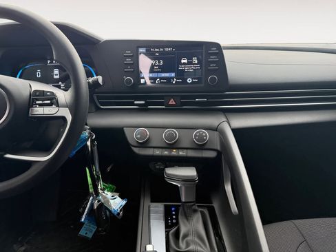 Certified 2025 Hyundai Elantra SE image 11