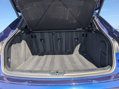 Certified 2024 Porsche Macan AWD/4WD image 12