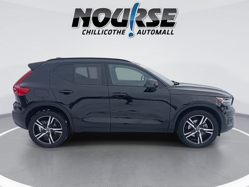 Used 2022 Volvo XC40 T5 R-Design image 9