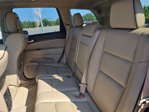 Used 2019 Jeep Grand Cherokee Overland AWD/4WD image 14