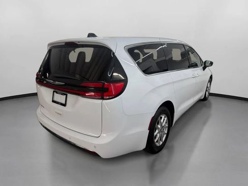 Used 2024 Chrysler Pacifica Touring-L FWD image 10