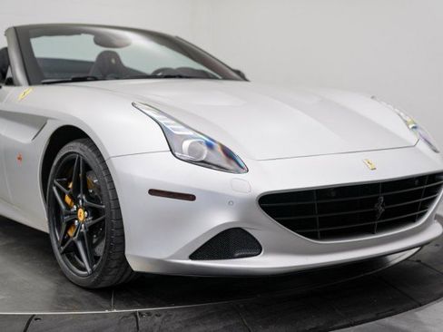 Used 2016 Ferrari California T image 21