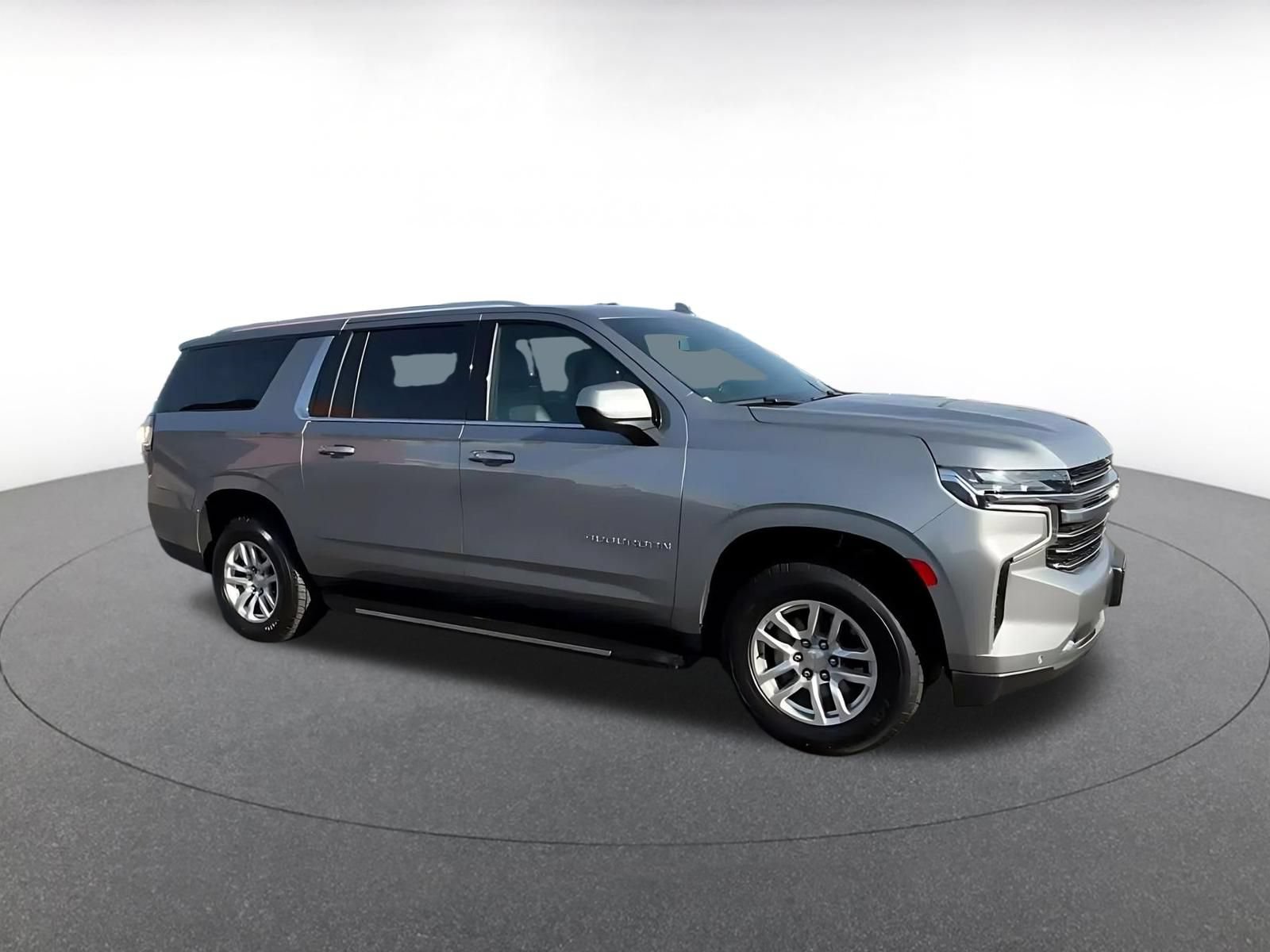 Used 2024 Chevrolet Suburban LT RWD image 2
