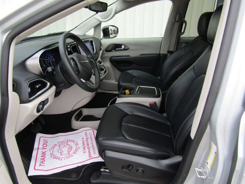 Used 2024 Chrysler Pacifica Touring-L FWD image 25