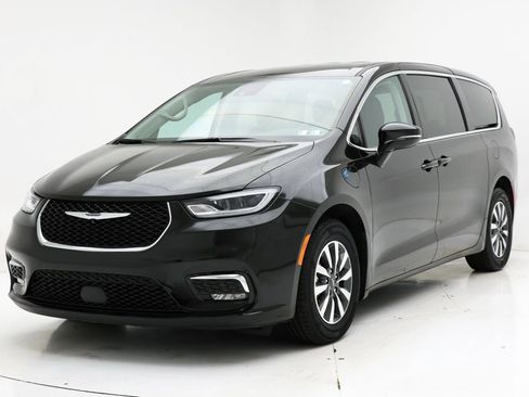 Used 2024 Chrysler Pacifica Select image 2