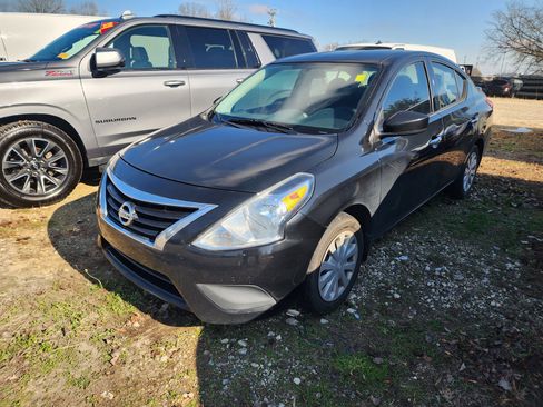 Used 2016 Nissan Versa SV image 3