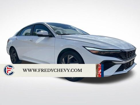 Used 2025 Hyundai Elantra Limited FWD image 7