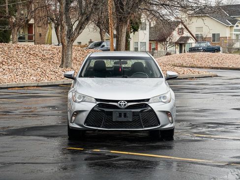 Used 2016 Toyota Camry SE image 2