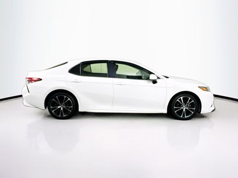 Used 2018 Toyota Camry SE image 10
