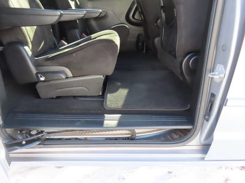 Used 2015 Dodge Grand Caravan SE image 16