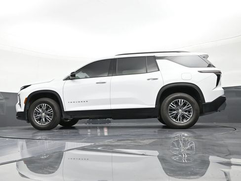 Used 2025 Chevrolet Traverse LT FWD image 21