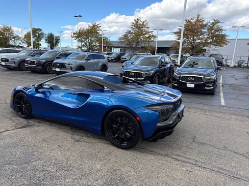 Used 2023 McLaren Artura RWD image 3