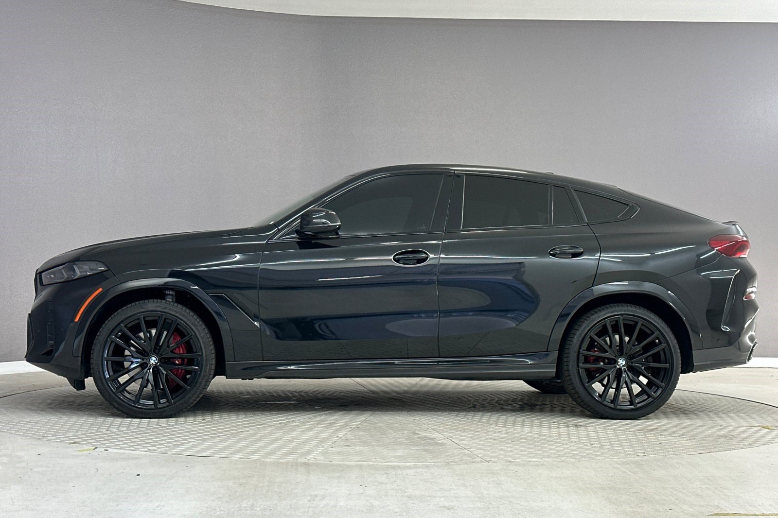Certified 2025 BMW X6 xDrive40i w/ Premium Package AWD/4WD image 2