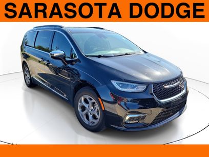 Used 2023 Chrysler Pacifica Limited w/ Uconnect Theater Family Group