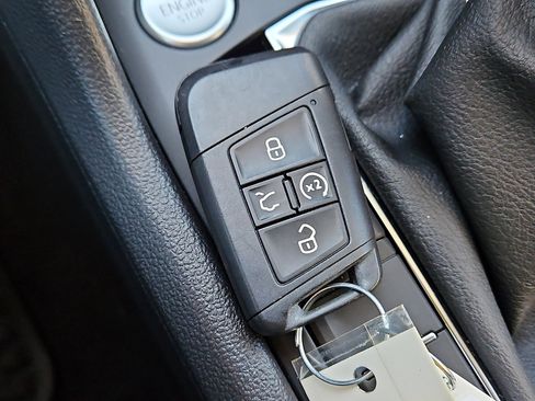 Certified 2022 Volkswagen Taos SE w/ Panoramic Sunroof Package image 20