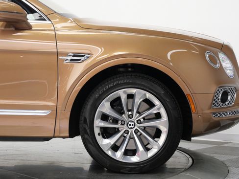 Used 2017 Bentley Bentayga AWD/4WD image 55