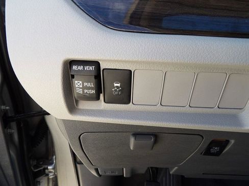 Used 2020 Toyota Sienna XLE FWD image 13
