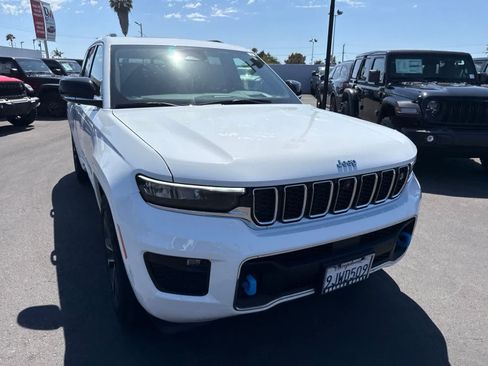 Used 2023 Jeep Grand Cherokee Overland w/ Advanced Protech Group III AWD/4WD image 9