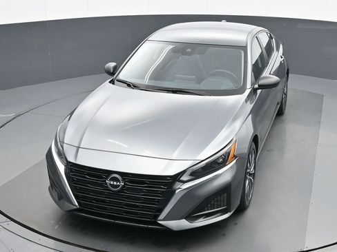Used 2024 Nissan Altima 2.5 SV FWD image 16