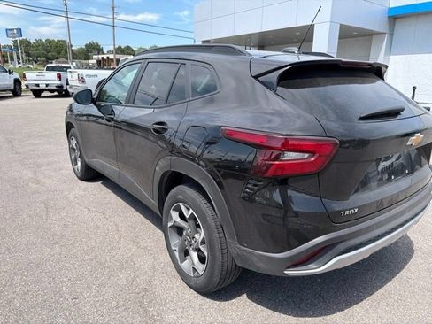 Used 2025 Chevrolet Trax LT FWD image 26