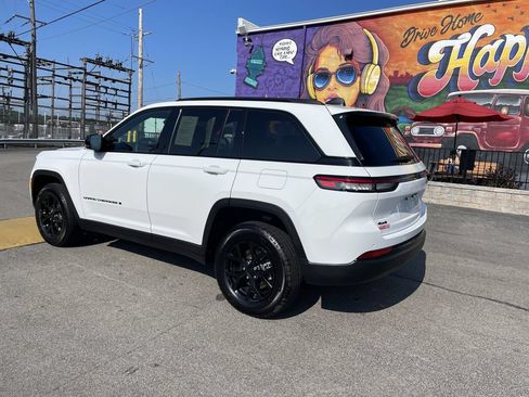Used 2025 Jeep Grand Cherokee Altitude AWD/4WD image 3