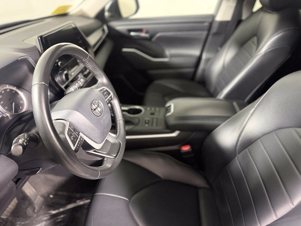 Used 2023 Toyota Highlander XLE AWD/4WD image 19