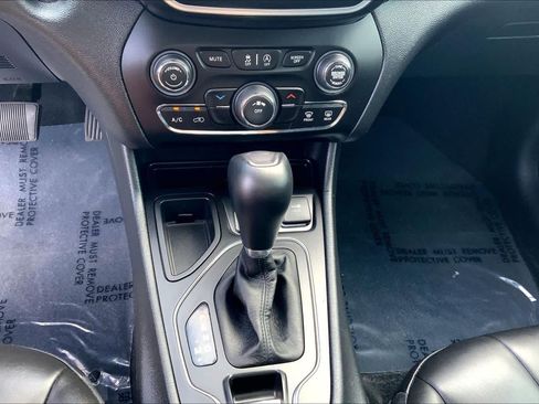Used 2021 Jeep Cherokee Latitude Plus FWD image 15
