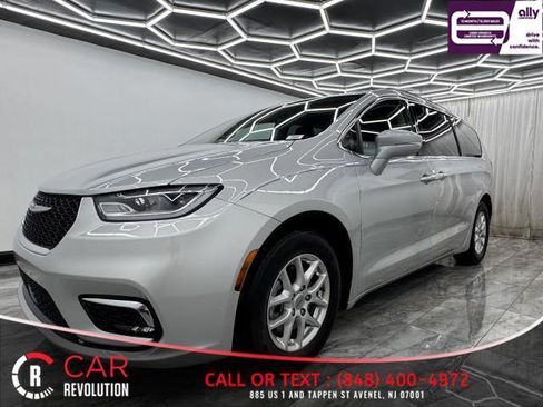 Used 2022 Chrysler Pacifica Touring-L image 3