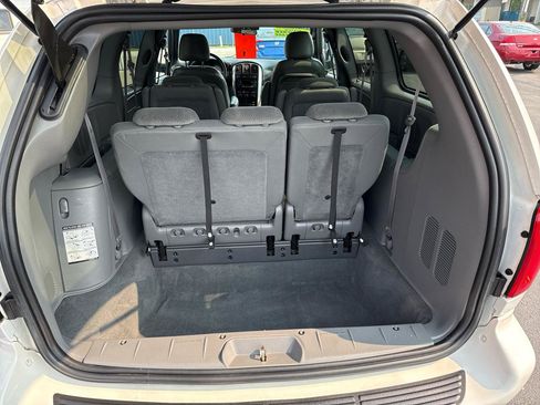 Used 2005 Chrysler Town & Country Touring FWD image 5
