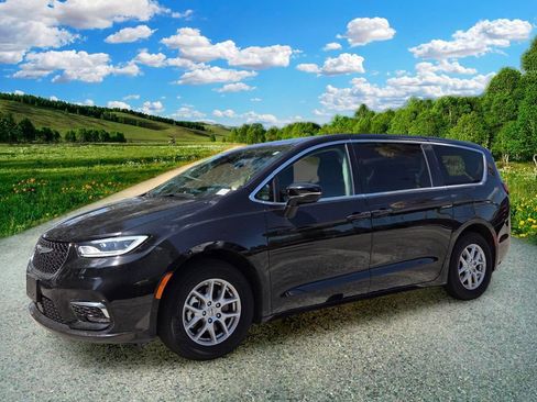 Used 2024 Chrysler Pacifica Touring-L FWD image 2