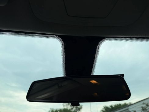 Used 2020 Chrysler Voyager L FWD image 32