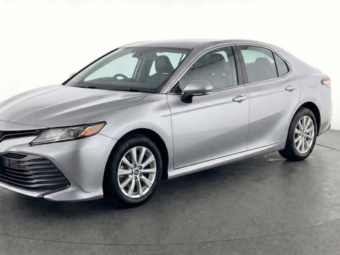 Used 2025 Toyota Camry LE image 3