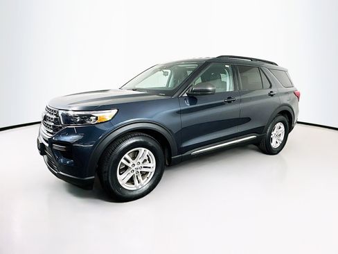 Used 2023 Ford Explorer XLT image 3