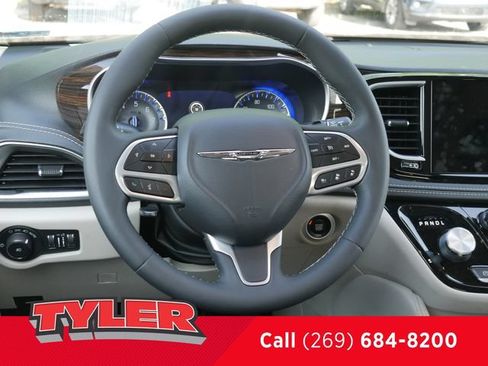 Used 2022 Chrysler Pacifica Limited AWD/4WD image 43