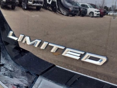 Used 2022 Ford Explorer Limited w/ Equipment Group 301A AWD/4WD image 6