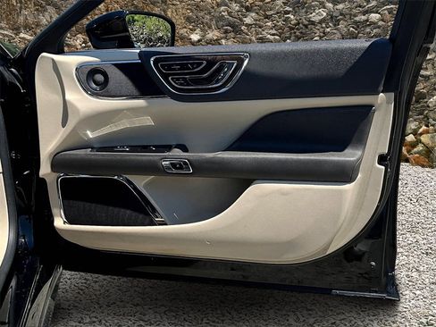 Used 2017 Lincoln Continental Reserve w/ Technology Package image 21