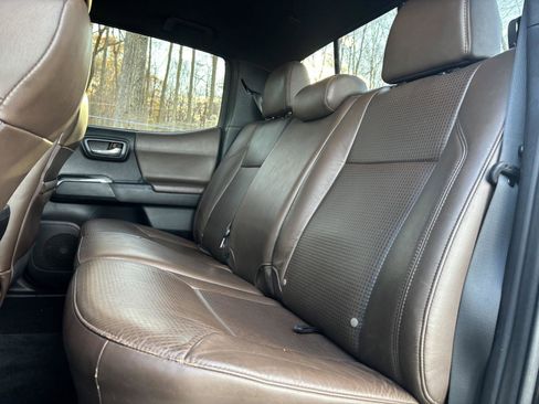 Used 2016 Toyota Tacoma Limited image 28