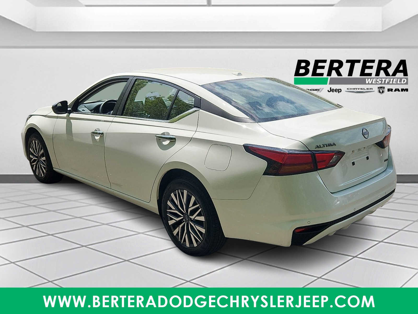 Used 2025 Nissan Altima 2.5 SV AWD/4WD image 4