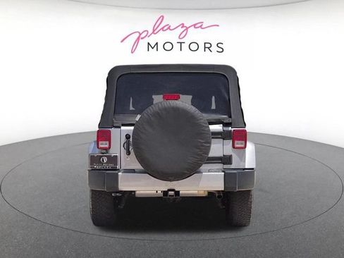Used 2018 Jeep Wrangler Unlimited Sahara AWD/4WD image 6