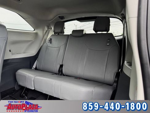 Used 2024 Toyota Sienna XLE FWD image 32