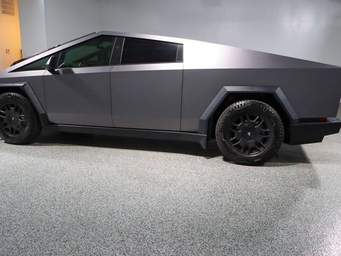 Used 2024 Tesla Cybertruck AWD Crew Cab image 10