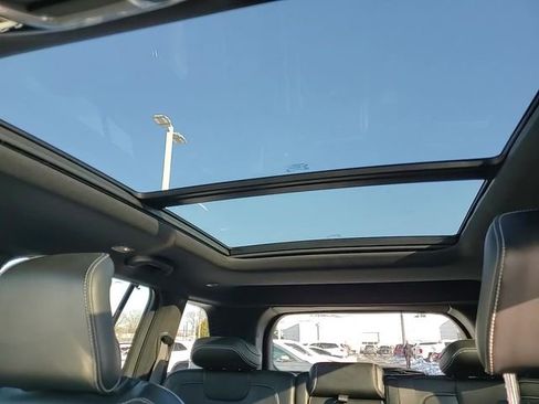 Used 2022 Jeep Grand Cherokee Overland w/ Adv Protech Group III image 27