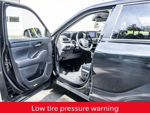 Used 2023 Toyota Highlander XLE AWD/4WD image 27