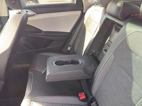 Certified 2025 Volkswagen Taos SE image 17