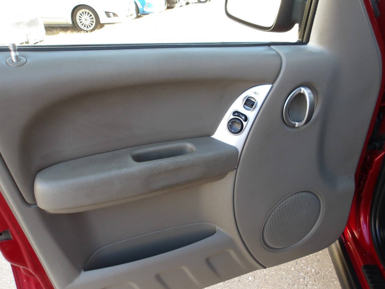 Used 2005 Jeep Liberty Limited AWD/4WD image 16