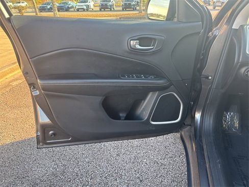 Used 2019 Jeep Compass Latitude image 11